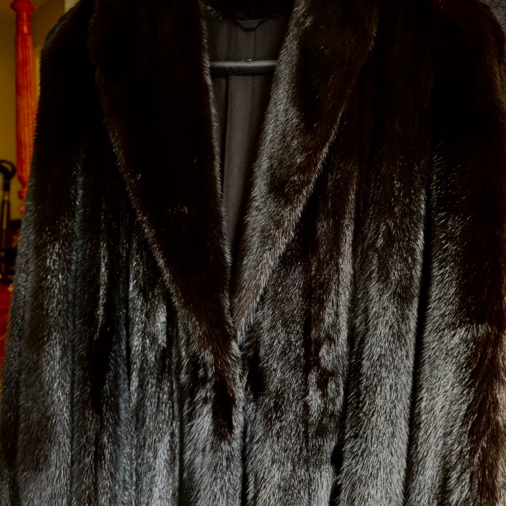 Full Length Mink Coat, “Like New” Only Worn a few Times from Macy’s Fur Vault - Picture 14 of 14